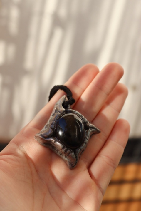 amulet z obsydianem złotym