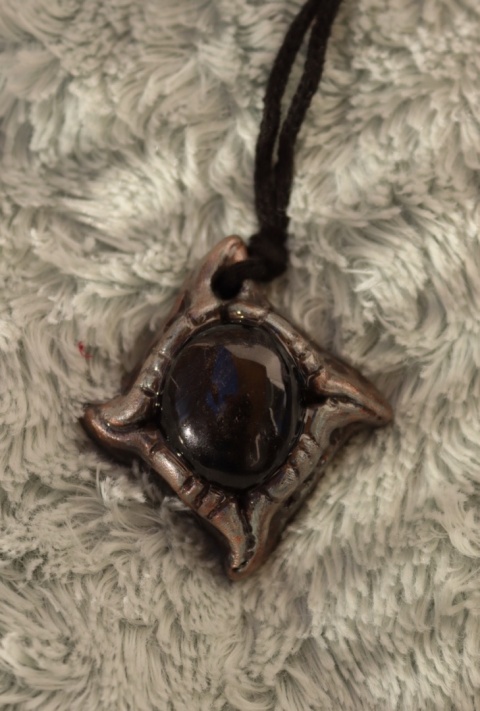 amulet z obsydianem złotym