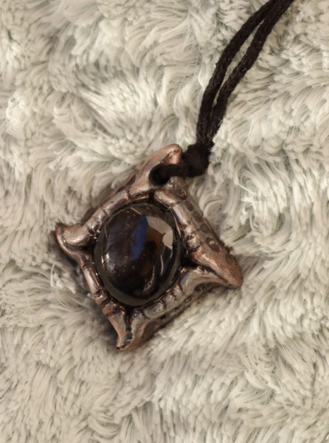 amulet z obsydianem złotym