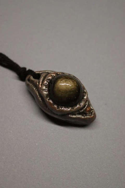 amulet z obsydianem złotym