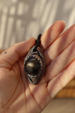 amulet z obsydianem złotym