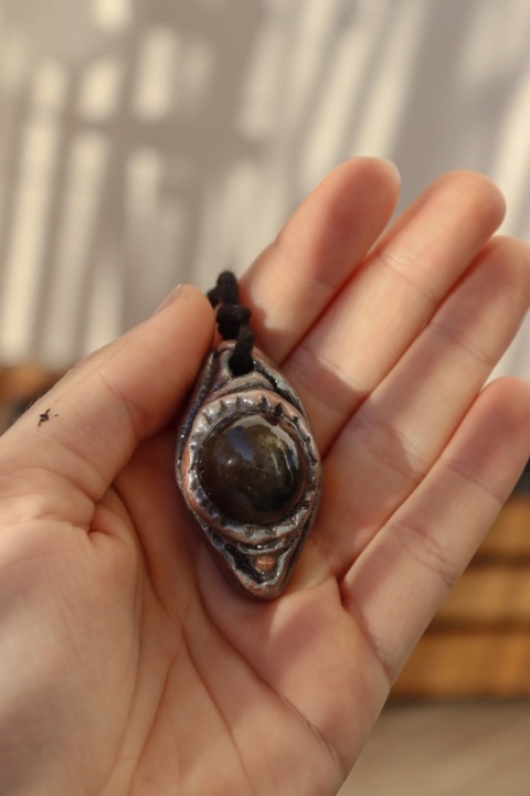 amulet z obsydianem złotym