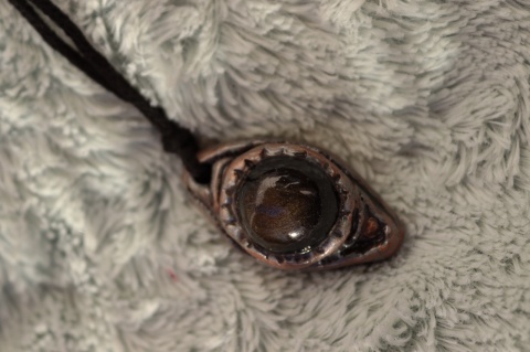 amulet z obsydianem złotym