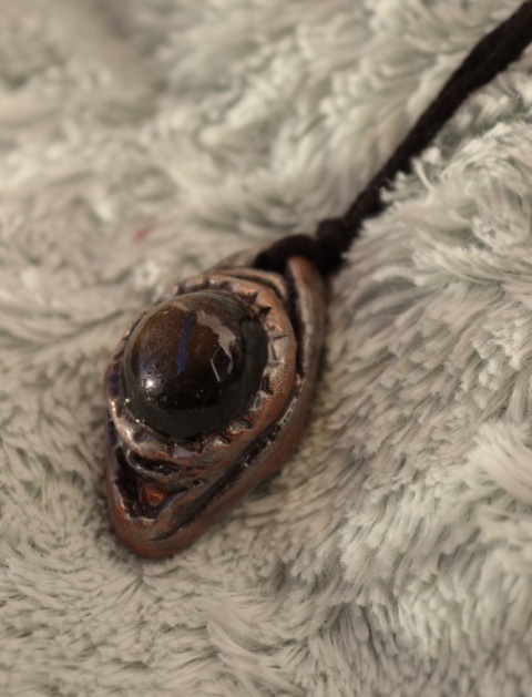 amulet z obsydianem złotym