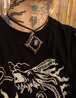 amulet z obsydianem złotym