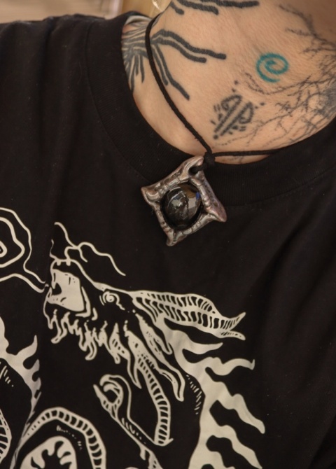 amulet z obsydianem złotym