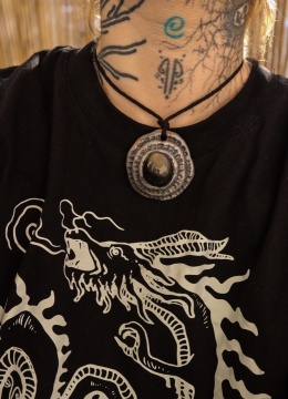 amulet z obsydianem złotym