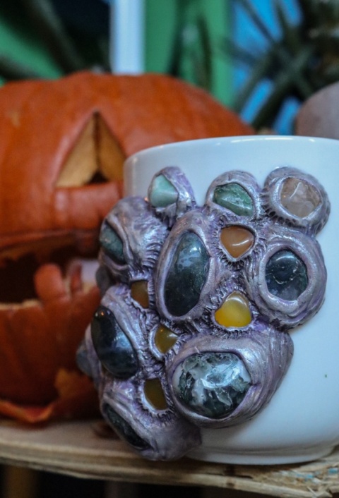 kubek z kamieniami naturalnymi