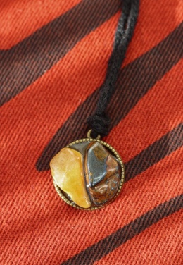 wisiorek z mieszanką kamieni