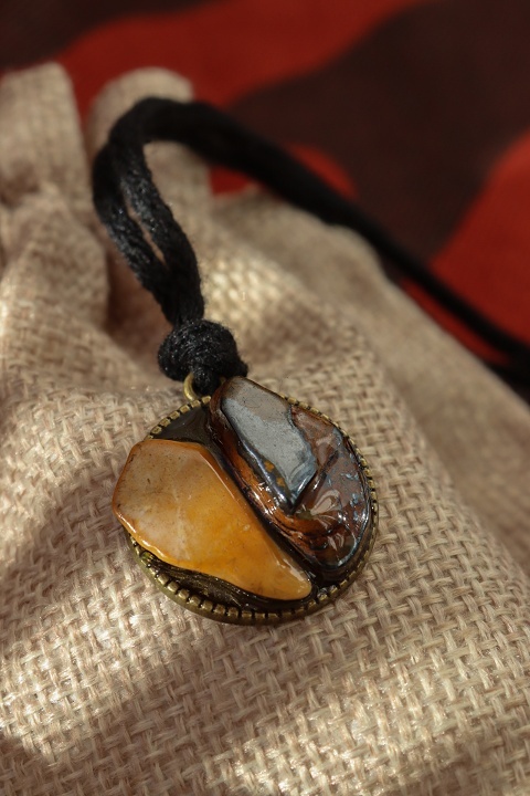 wisiorek z mieszanką kamieni