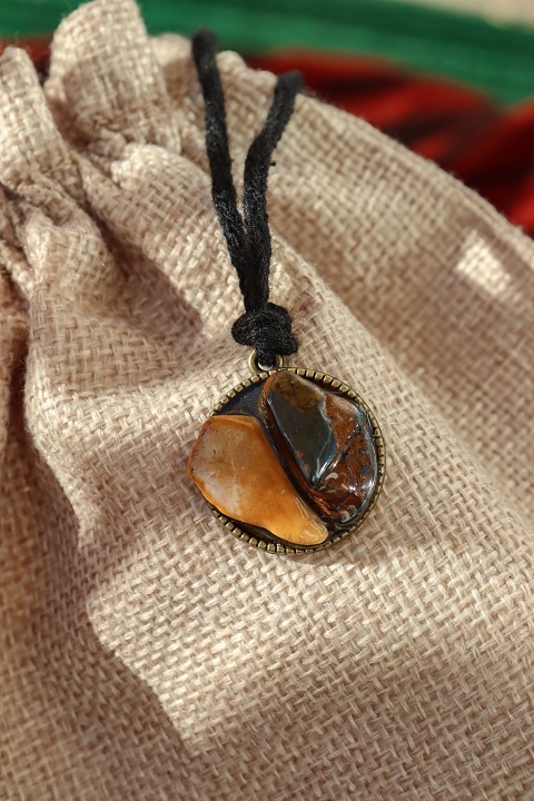 wisiorek z mieszanką kamieni