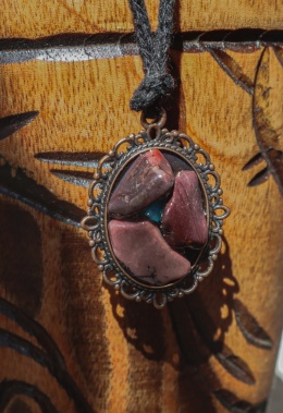 wisiorek z rodonitem i apatytem niebieskim