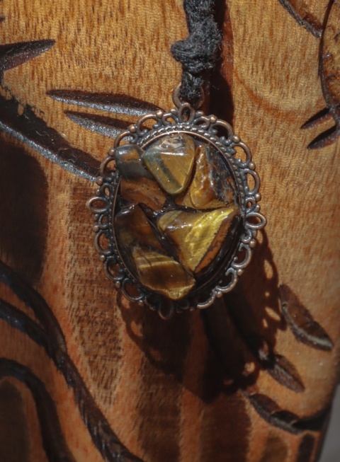 wisiorek z tygrysim okiem