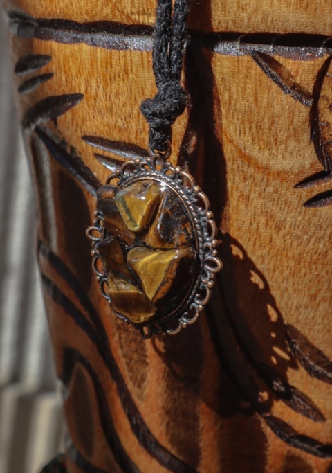 wisiorek z tygrysim okiem