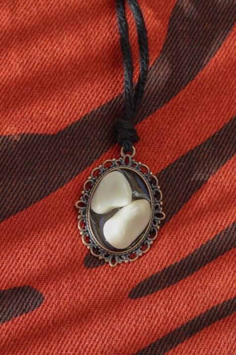 wisiorem z kwarcem mlecznym