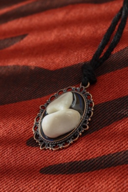 wisiorem z kwarcem mlecznym