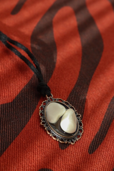 wisiorem z kwarcem mlecznym